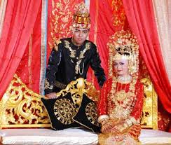 contoh baju pernikahan dalam adat Aceh. foto di pinjam dari sini